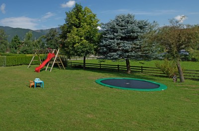 Kinderspielplatz mit Schaukel, Trampolin uvm.